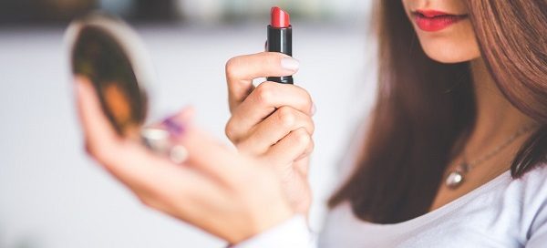 girl putting on makeup